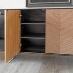 Buffet bois à chevrons avec vitrines éclairées, structure noire, 140 ou 160 cm