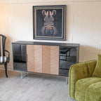 Buffet bois à chevrons avec vitrines éclairées, structure noire, 140 ou 160 cm
