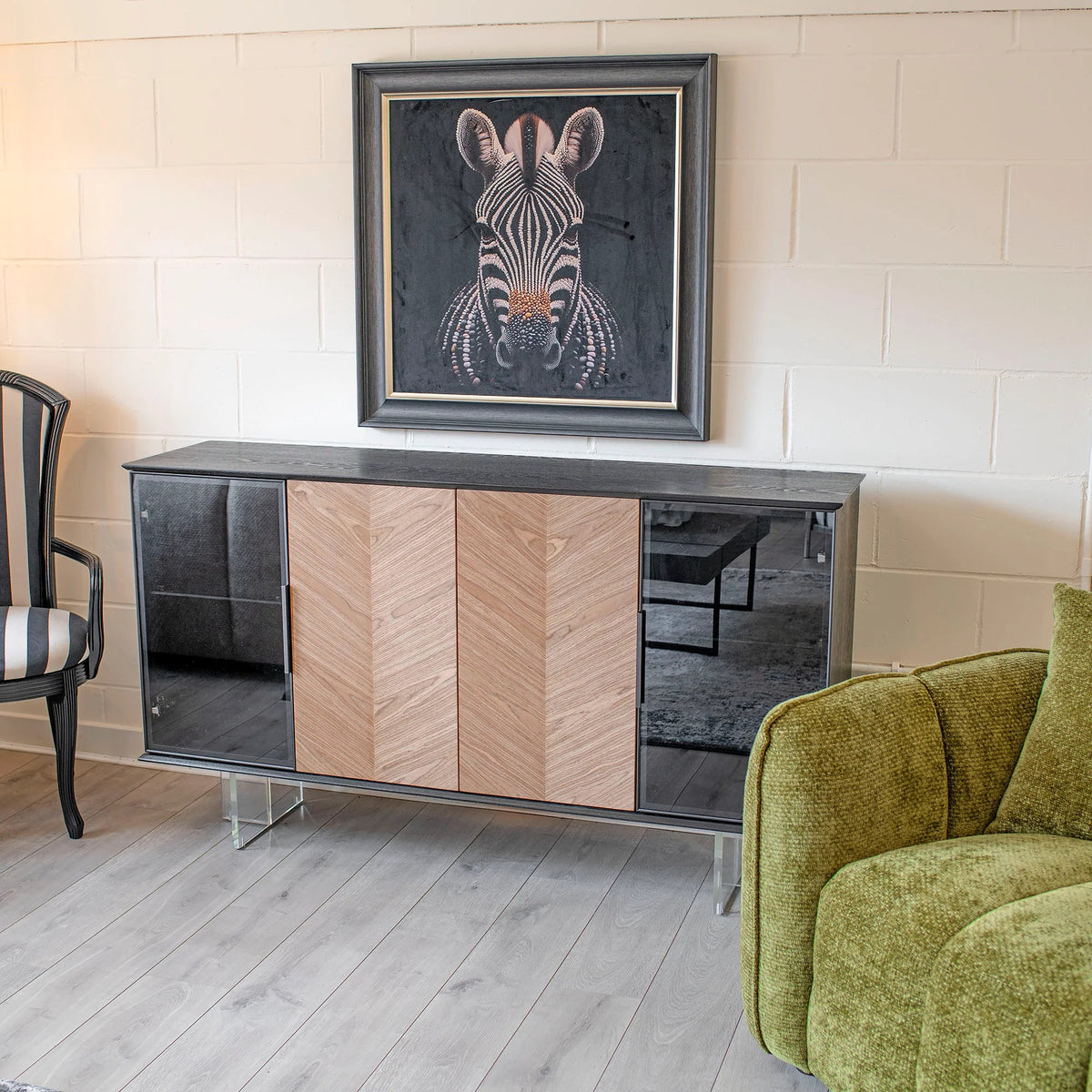 Buffet bois à chevrons avec vitrines éclairées, structure noire, 140 ou 160 cm