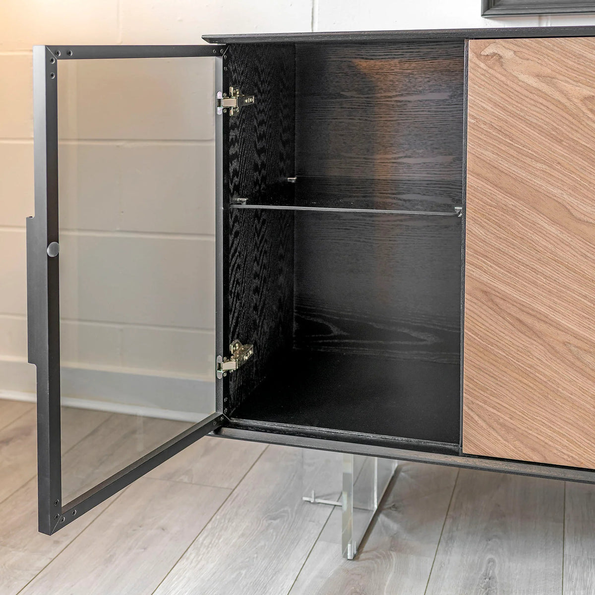 Buffet bois à chevrons avec vitrines éclairées, structure noire, 140 ou 160 cm