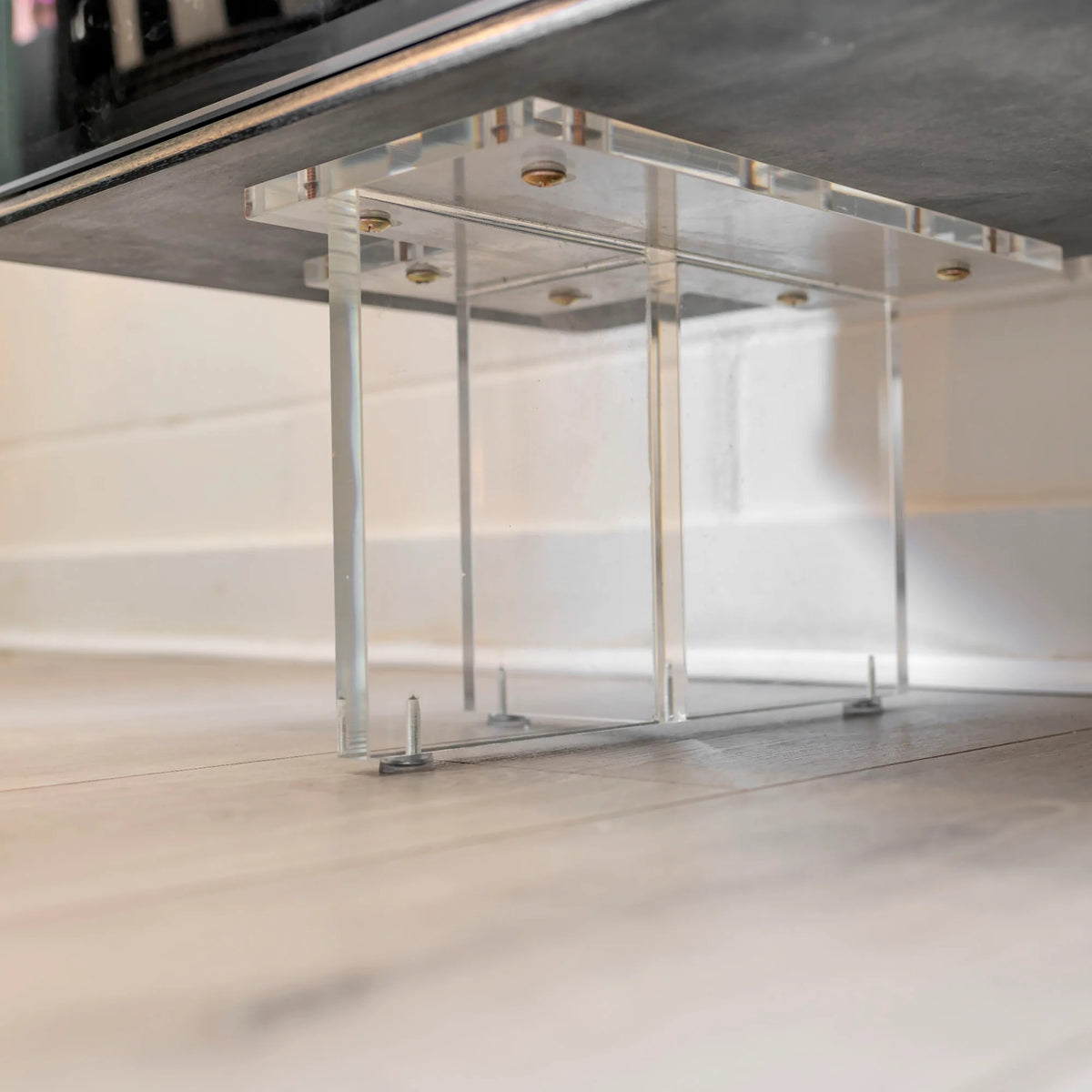 Buffet bois à chevrons avec vitrines éclairées, structure noire, 140 ou 160 cm