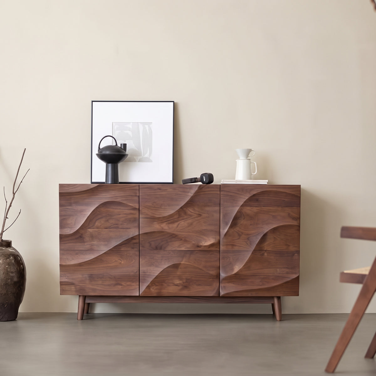 Buffet en noyer sculpté motif vague 3 portes, 120 à 180 cm