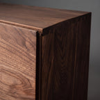 Buffet en noyer massif minimaliste 4 portes, pieds fuselés, 140 ou 160 cm