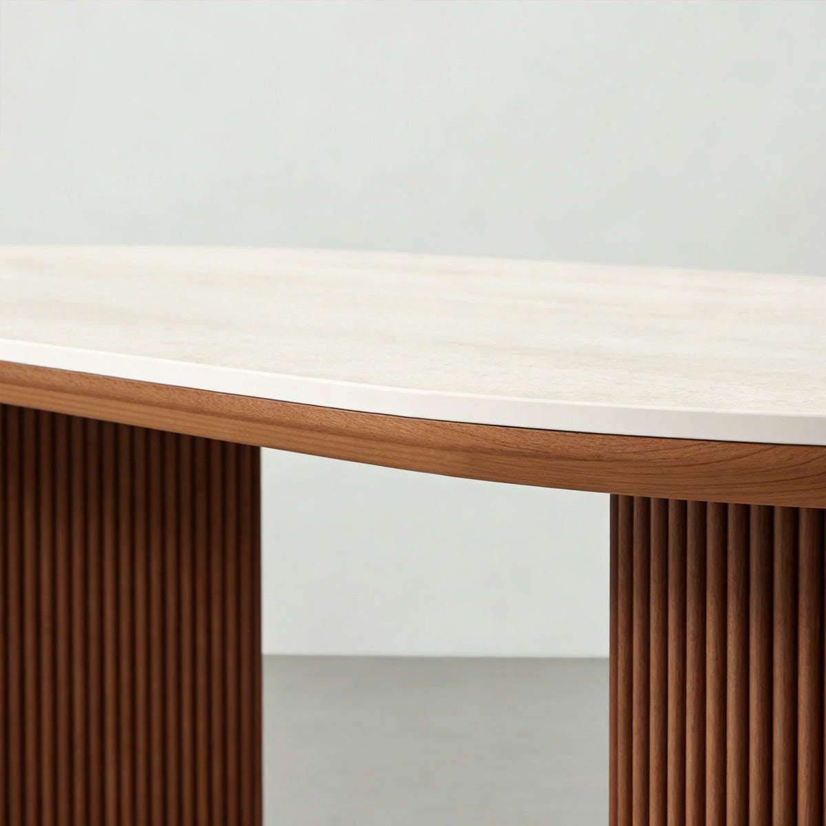 Table à manger, structure bois massif et plateau pierre frittée - Maison Delore