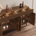 Buffet en noyer cannelé 4 portes, pieds fuselés et poignées laiton, 150 cm